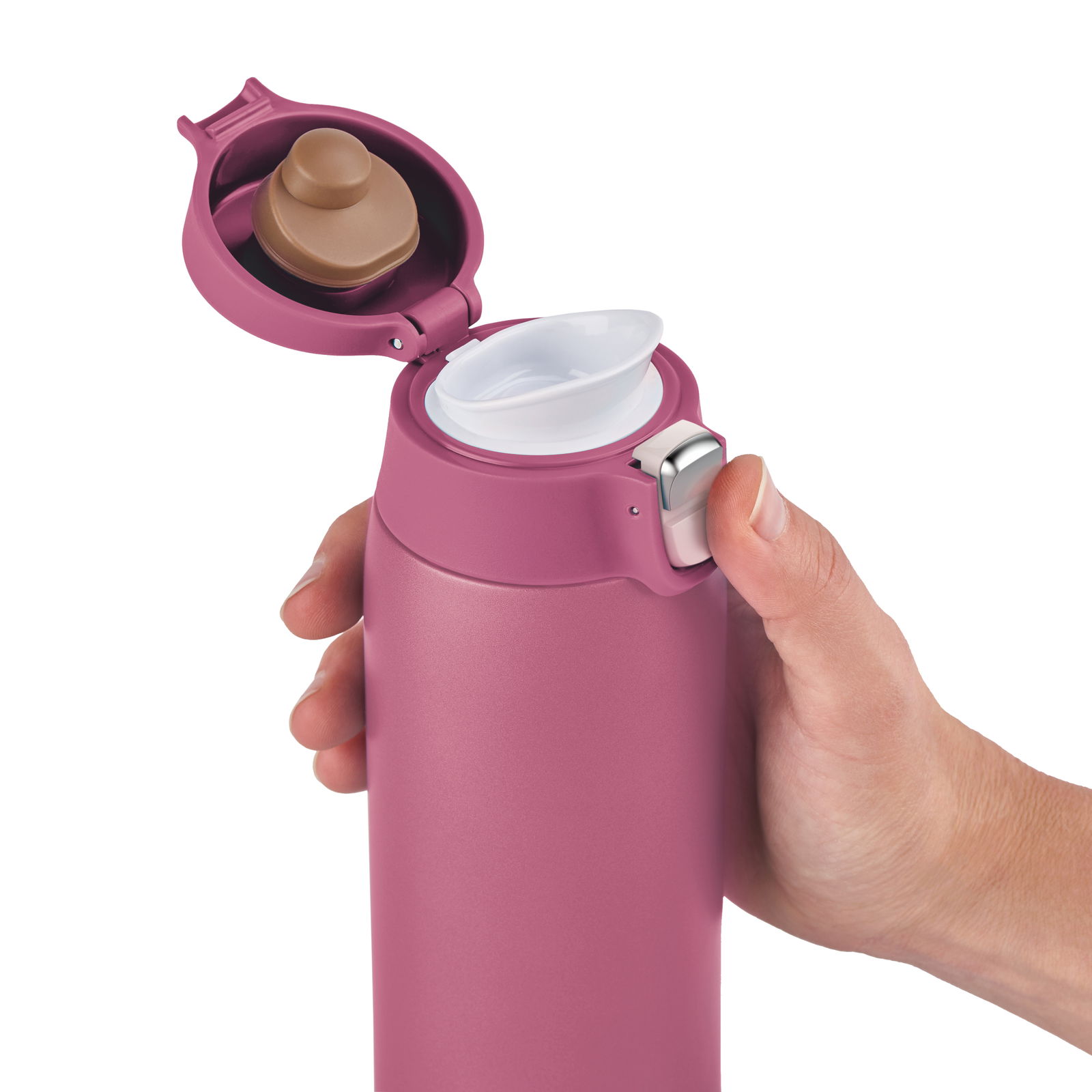 Rosa Thermobecher mit geöffnetem Deckel, in der Hand gehalten, seitliche Perspektive