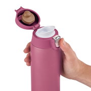 Rosa Thermobecher mit geöffnetem Deckel, in der Hand gehalten, seitliche Perspektive