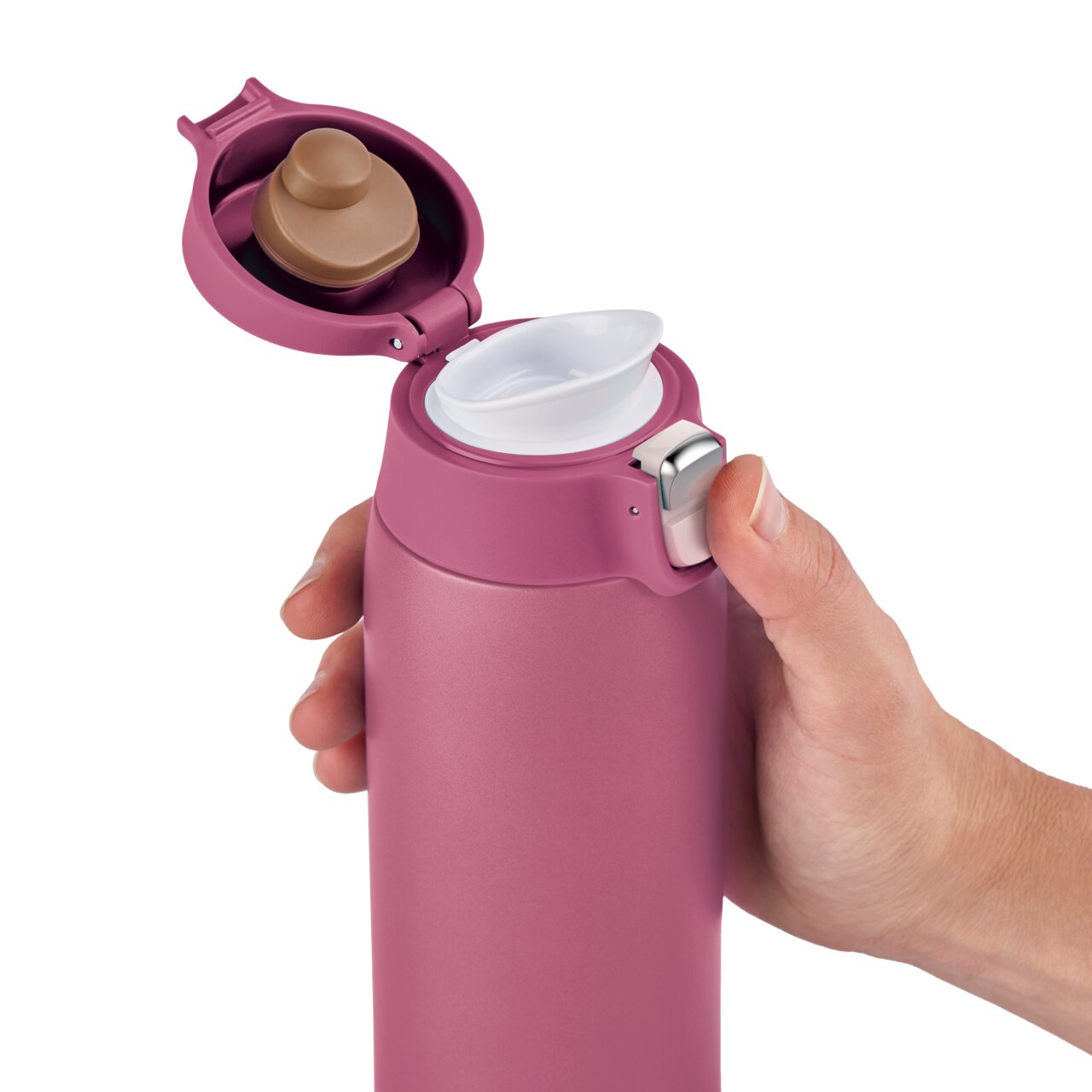 Roze thermosbeker met geopend deksel, in de hand gehouden, zijaanzicht