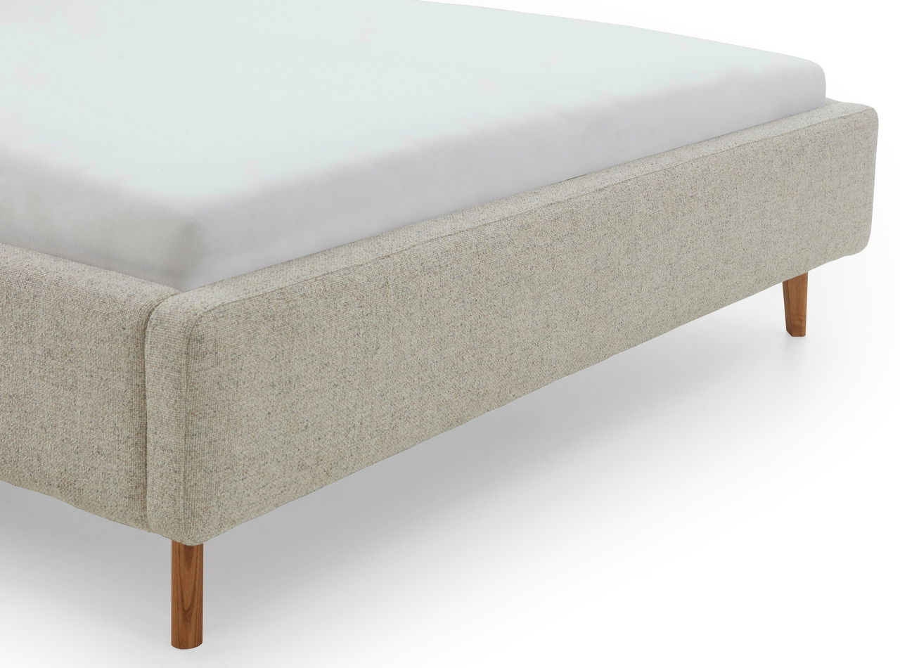 Beige Polsterbettgestell mit Holzfüßen, seitliche Perspektive