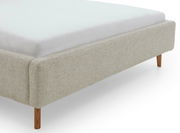 Beige Polsterbettgestell mit Holzfüßen, seitliche Perspektive