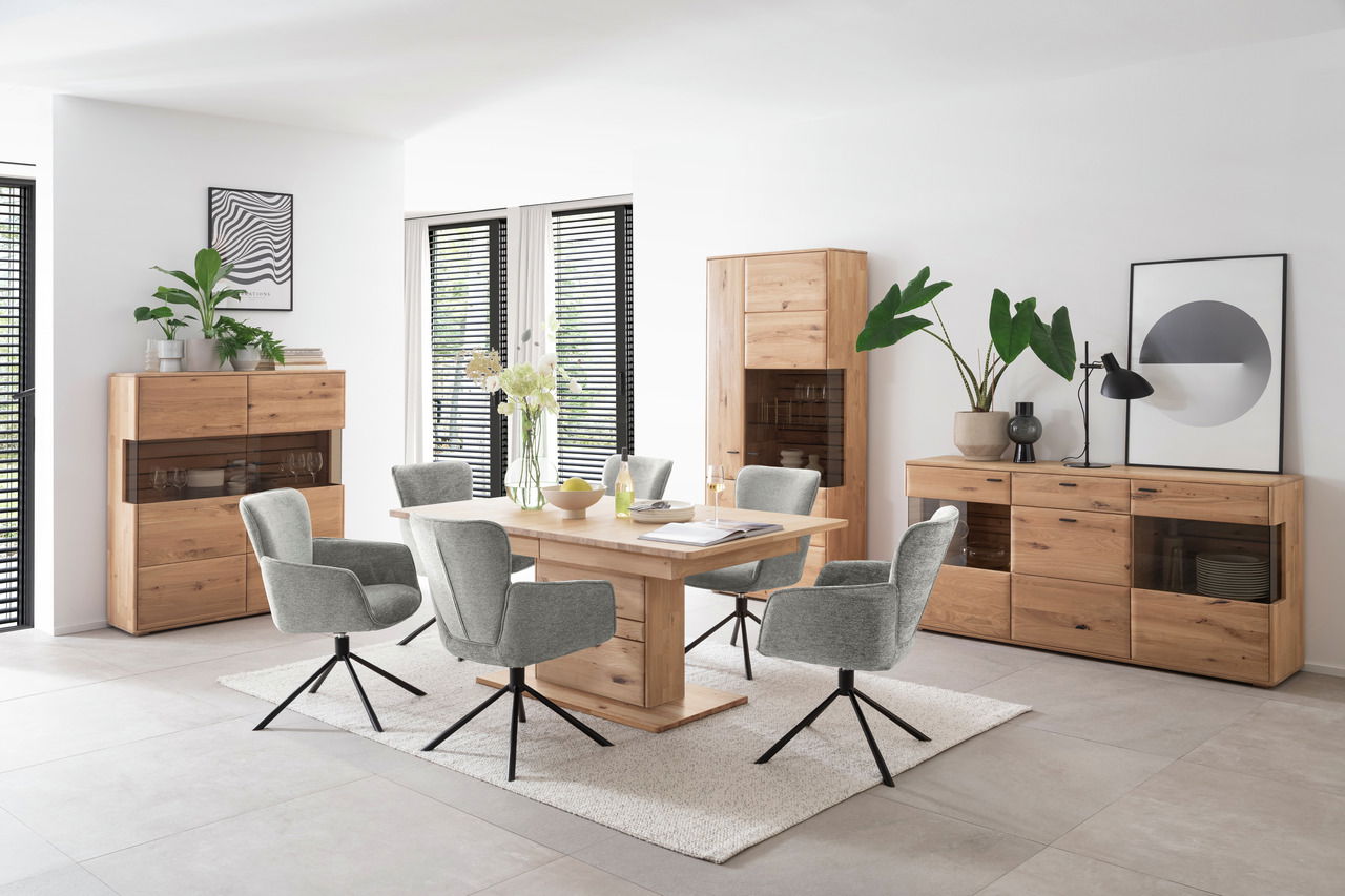Linea Natura Sideboard GEORGIA Esszimmer mit modernem Sideboard aus Holz, grauen Stühlen und Esstisch, seitliche Perspektive
