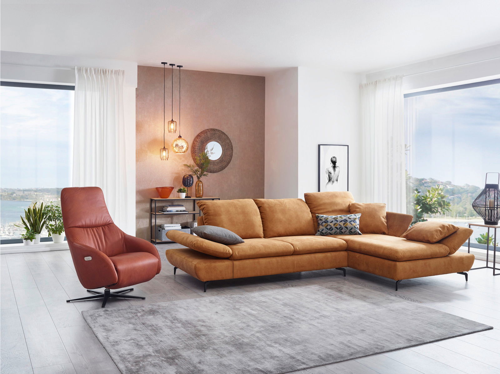 Gemütliche Longchairkombination in einem modernen Wohnzimmer mit großen Fenstern und stilvoller Dekoration, seitliche Perspektive.