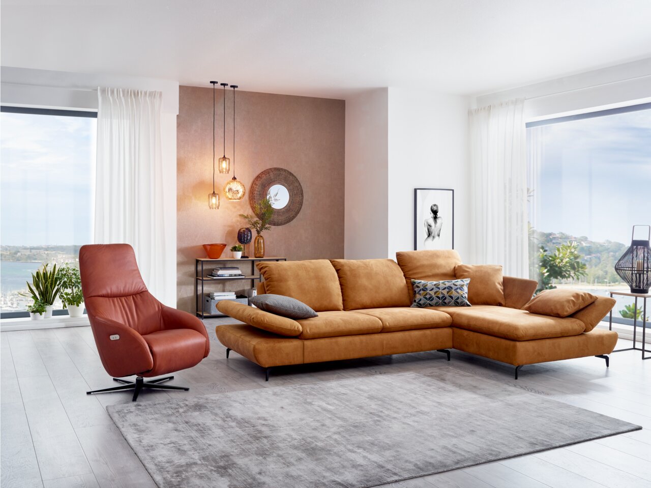 Gemütliche Longchairkombination in einem modernen Wohnzimmer mit großen Fenstern und stilvoller Dekoration, seitliche Perspektive.