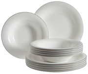 Ein 12-teiliges Tafelservice aus weißem Porzellan, bestehend aus flachen und tiefen Tellern, gestapelt und frontal fotografiert.