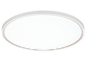 Ronde, platte witte LED plafondlamp met slanke rand, gezien schuin van onderen (onderaanzicht) op een witte achtergrond