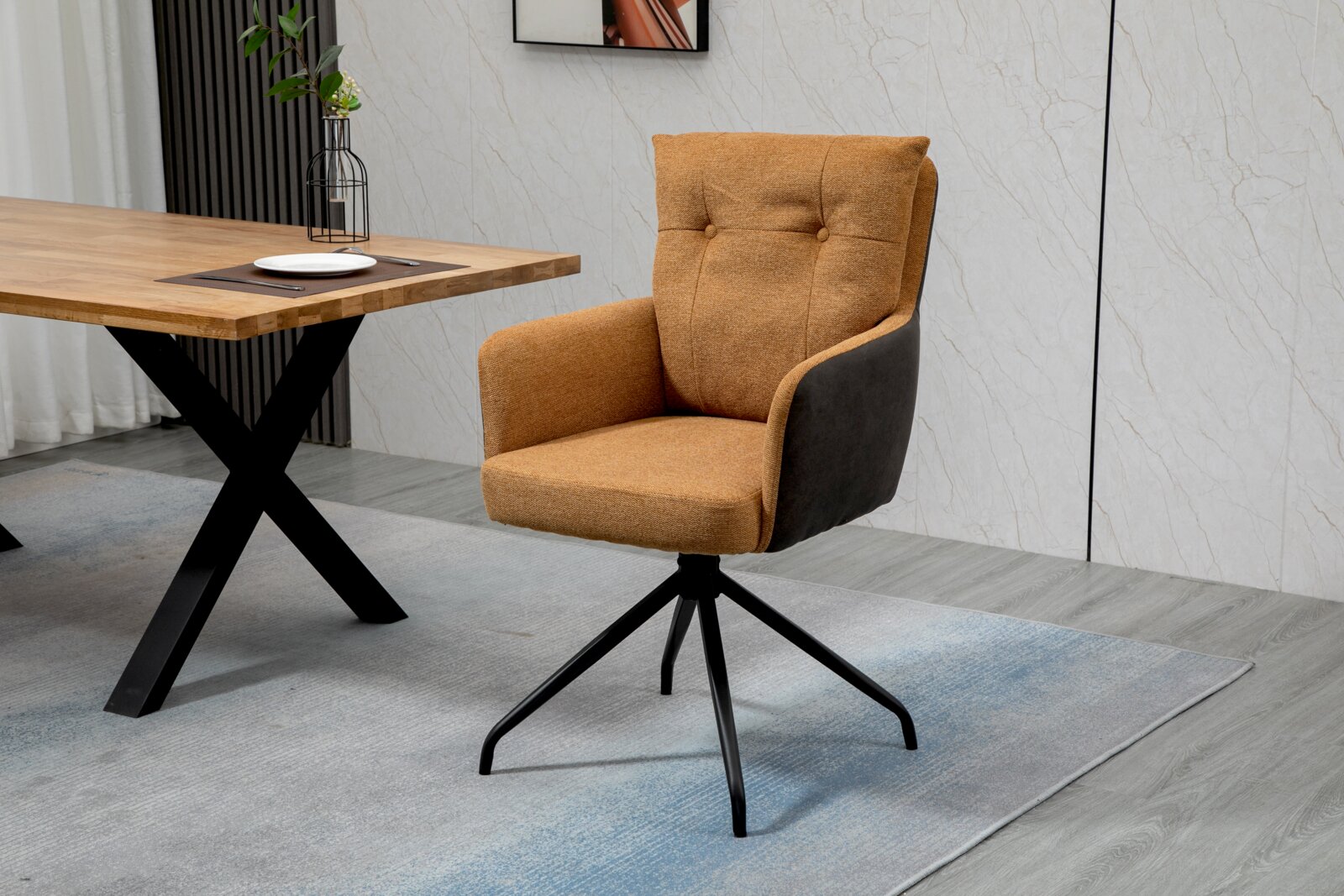 Moderne fauteuil met bruine stoffen bekleding en een zwart metalen frame, gezien vanaf de zijkant.