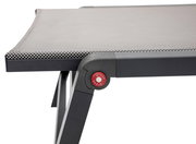 Nahaufnahme einer Gartenliege mit grauem Metallrahmen und verstellbarem Gelenk, seitliche Perspektive.