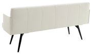 Rückansicht eines modernen, cremefarbenen Sofas mit schwarzen Beinen.