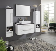 Moderne Badkombination mit weißem Waschtisch, zwei hohen Schränken und großem Spiegel, seitliche Perspektive.