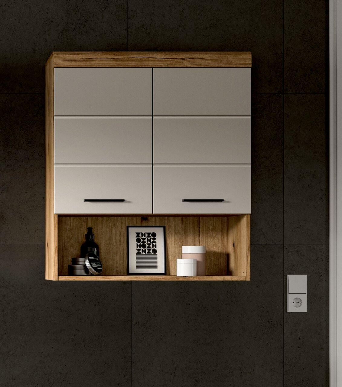 Wandhängender Bad-Hängeschrank in Holzoptik mit grauen Fronten und schwarzen Griffen, unten offenes Regal mit Dekoartikeln, frontal aus der Vorderansicht fotografiert.