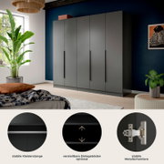 Moderner grauer Kleiderschrank mit fünf Türen und langen schwarzen Griffen im Schlafzimmer vor dunkelblauer Wand, Frontansicht leicht schräg von links; unten Detail-Icons zu stabiler Kleiderstange, optional verstellbaren Einlegeböden und stabilen Metallsc