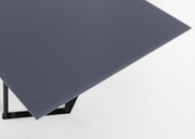 Moderner Esstisch mit dunkler Tischplatte und Metallgestell, aus der Vogelperspektive fotografiert.