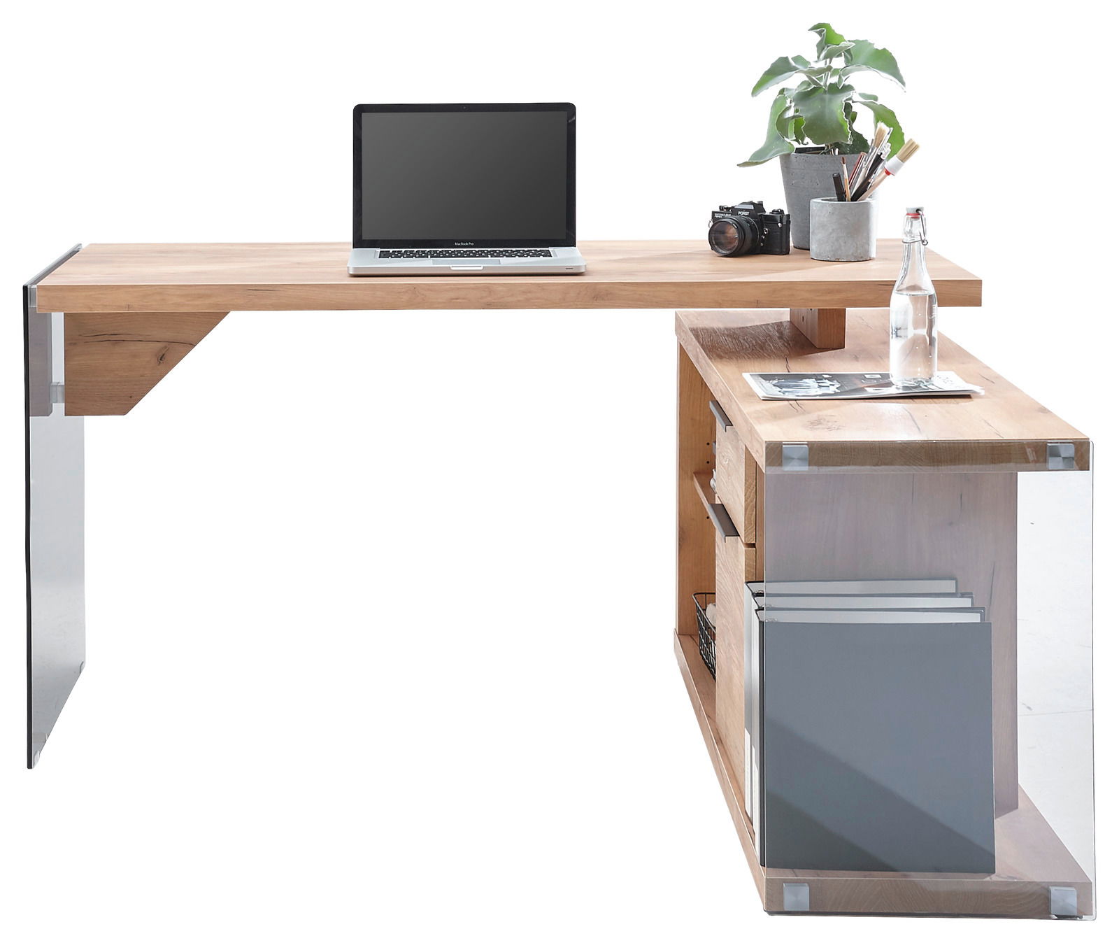 Moderner Eck-Schreibtisch aus Holz mit Glasakzenten, ausgestattet mit Laptop, Pflanze und Schreibutensilien, seitliche Perspektive.
