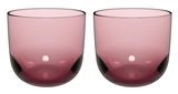 Zwei rosafarbene Wassergläser aus Glas, frontal nebeneinander stehend.