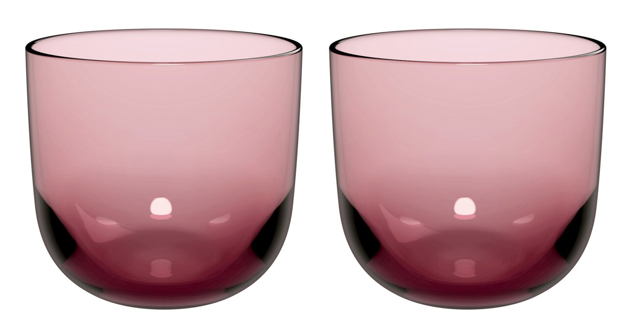 Zwei rosafarbene Wassergläser aus Glas, frontal nebeneinander stehend.