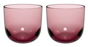 Zwei rosafarbene Wassergläser aus Glas, frontal nebeneinander stehend.