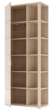 Offener Garderobenschrank aus hellem Holz mit mehreren Regalfächern und einer Tür, seitliche Perspektive.