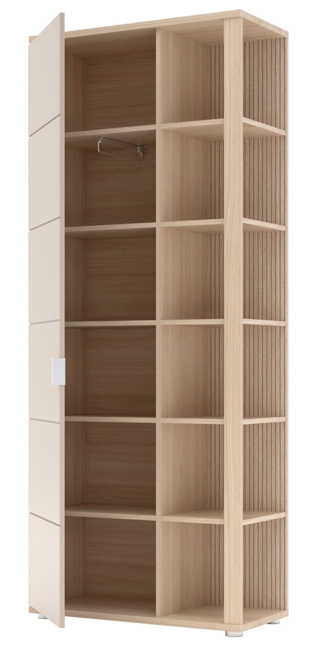 Offener Garderobenschrank aus hellem Holz mit mehreren Regalfächern und einer Tür, seitliche Perspektive.