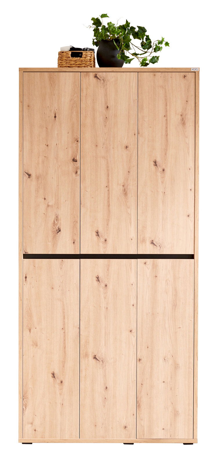 Frontansicht eines großen, mehrzweckigen Holzschranks mit sechs Türen, dekoriert mit einem Korb und einer Pflanze auf der Oberseite.