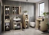 Moderner Badezimmer-Waschbeckenunterschrank aus Holz mit offenen Türen und Schubladen, frontal betrachtet, umgeben von weiteren Badmöbeln und Accessoires.