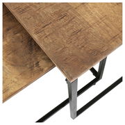 Nahaufnahme eines eckigen Beistelltisch-Sets aus Holz mit Metallgestell, von oben betrachtet.