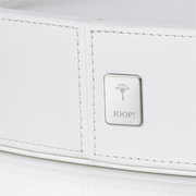 Nahaufnahme eines großen, weißen, runden Tabletts mit einem silbernen Joop!-Logo auf der Seite.