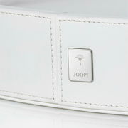 Nahaufnahme eines großen, weißen, runden Tabletts mit einem silbernen Joop!-Logo auf der Seite.