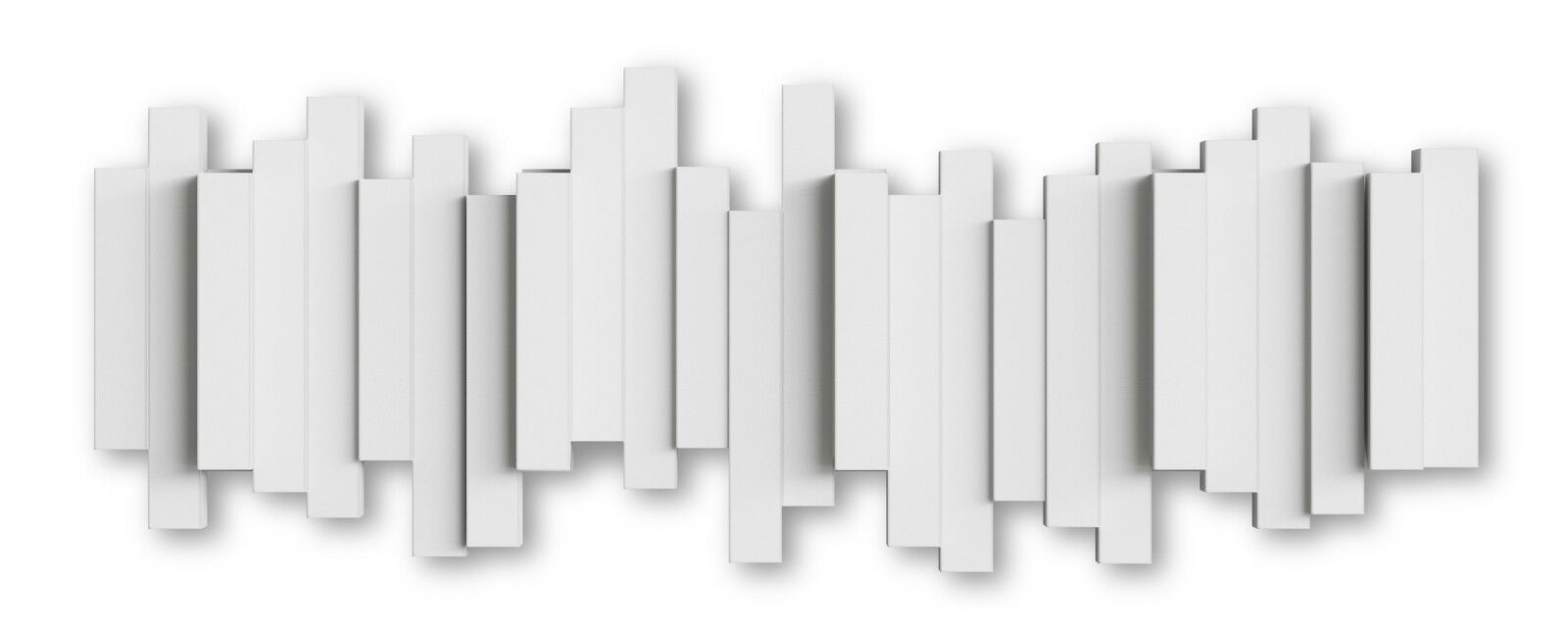 Moderne Wandgarderobe mit vertikalen, versetzt angeordneten weißen Paneelen, Frontalansicht.