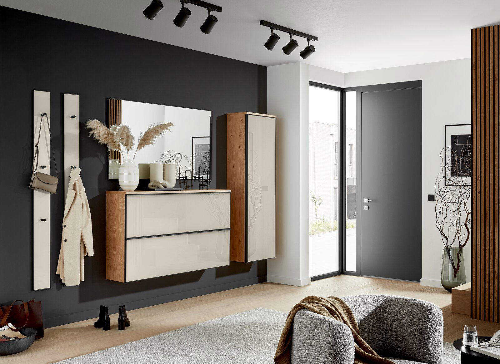 Dieter Knoll XL-Hängeschuhschrank ATINA Moderner XL-Hängeschuhschrank in einem stilvollen Eingangsbereich, seitliche Perspektive