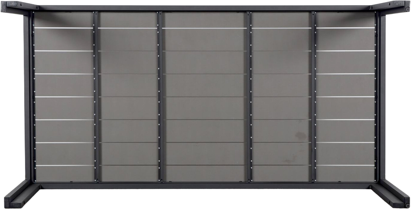 Unterseite eines Gartentisches mit Metallrahmen und Lattenstruktur, Perspektive von unten