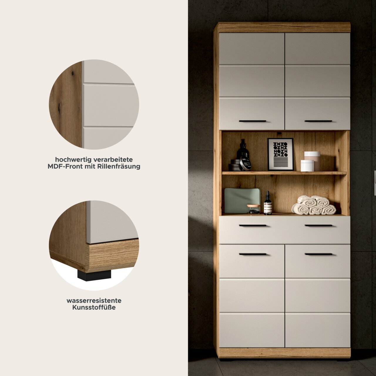 Hoher Badschrank in Holzoptik mit weißen MDF-Fronten und schwarzen Griffen, mittig offene Ablage mit Deko und Handtüchern; Frontansicht.