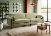 Olivgrünes 3-Sitzer-Sofa mit Stoffbezug, breiten Armlehnen, zwei Rückenkissen und schwarzen Metallfüßen im modernen Wohnzimmer; Perspektive: frontale, leicht seitliche Ansicht von links.