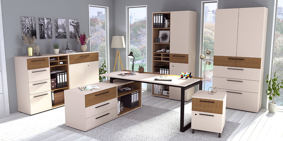 Modernes Büro mit Schreibtisch, Sideboard und Schränken in hellem Design mit Holzdetails