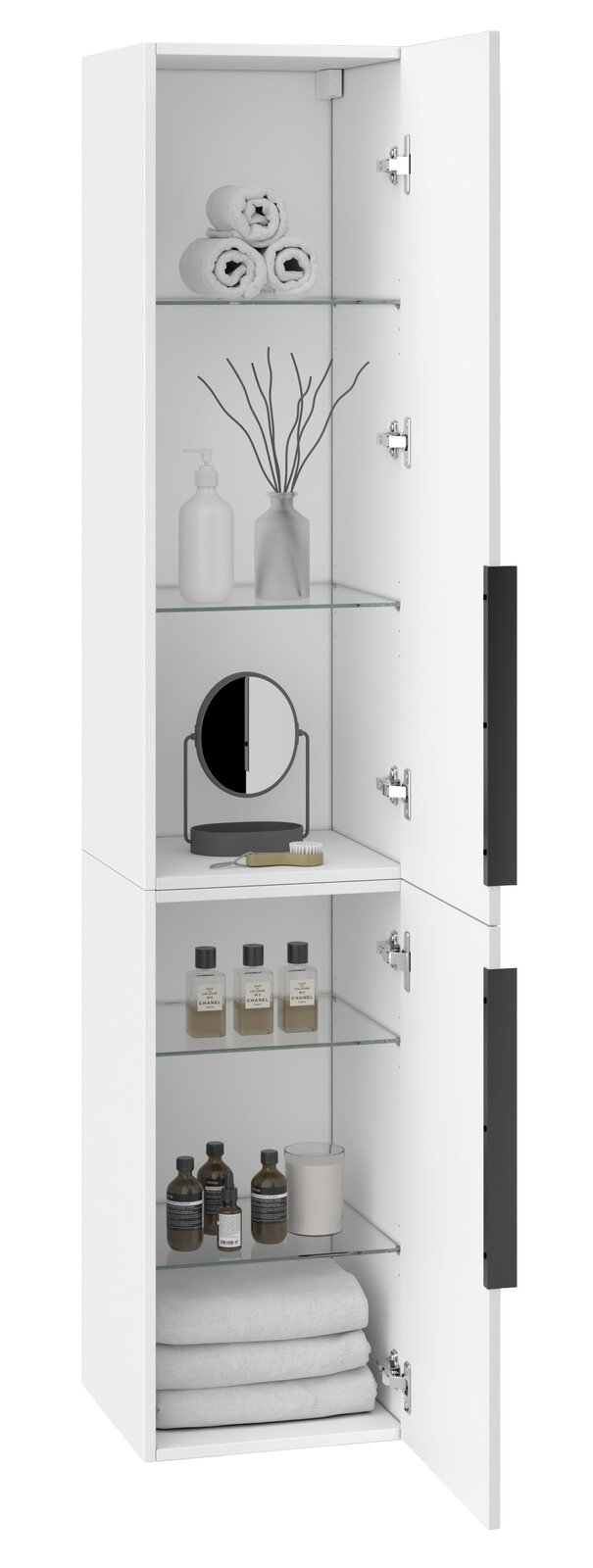 Weißer Hochschrank mit geöffneten Türen, gefüllt mit Handtüchern, Flaschen und Dekorationen, aus frontaler Perspektive.