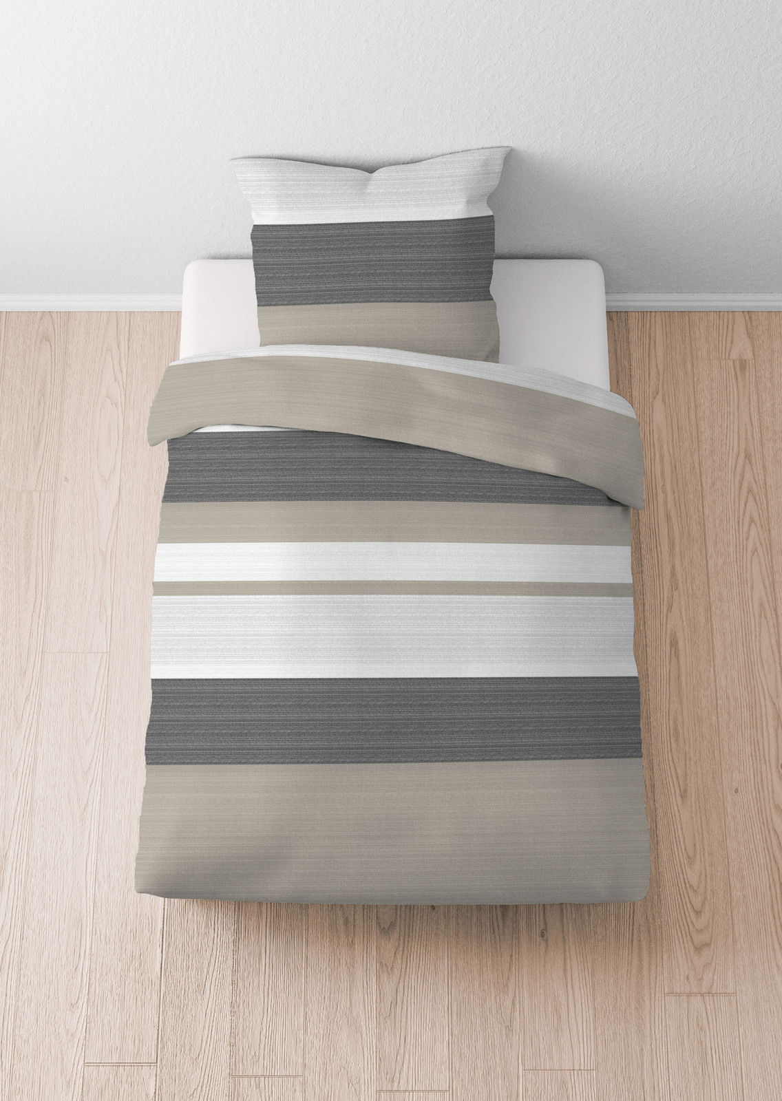 Bettwäsche-Set in Grau- und Beigetönen mit Streifenmuster, von oben fotografiert auf einem Holzboden.