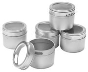 Fünf runde, silberne Gewürzdosen mit transparenten Deckeln, eine geöffnet, aus leicht erhöhter Perspektive.