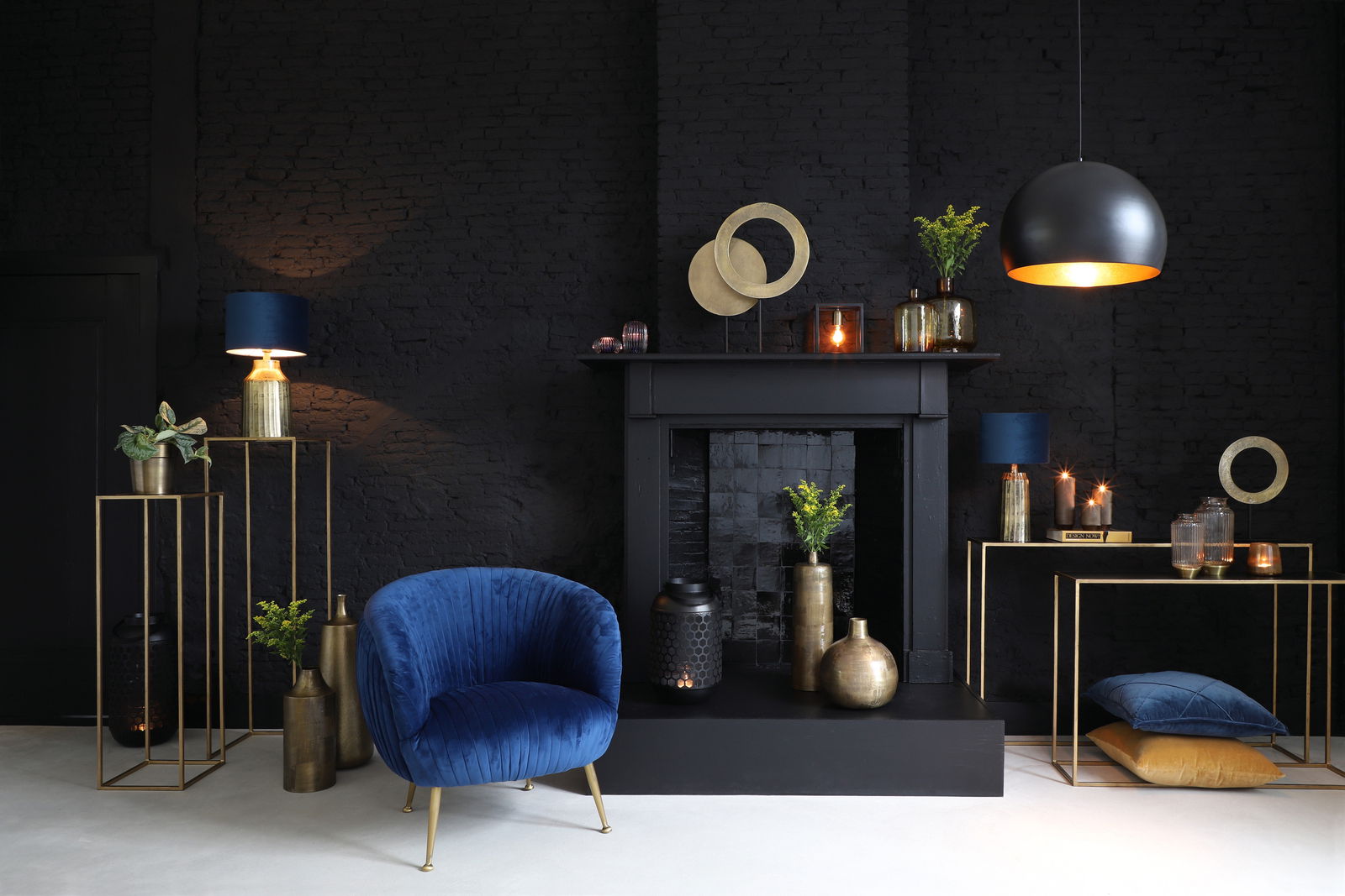 Elegantes Wohnzimmer mit modernem Dekor, darunter ein blaues Samtsofa, goldene Vasen und ein schwarzer Kamin. Perspektive: Frontalansicht.
