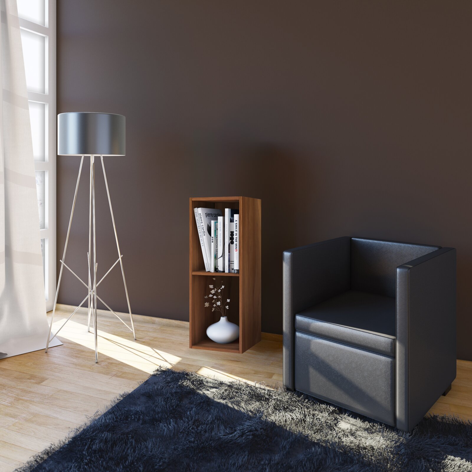 Modernes Wohnzimmer-Setup mit schwarzem Ledersessel, Holzregal mit Büchern und Vase sowie silberner Stehlampe am Fenster Perspektive: leicht schräger Frontblick aus Augenhöhe.
