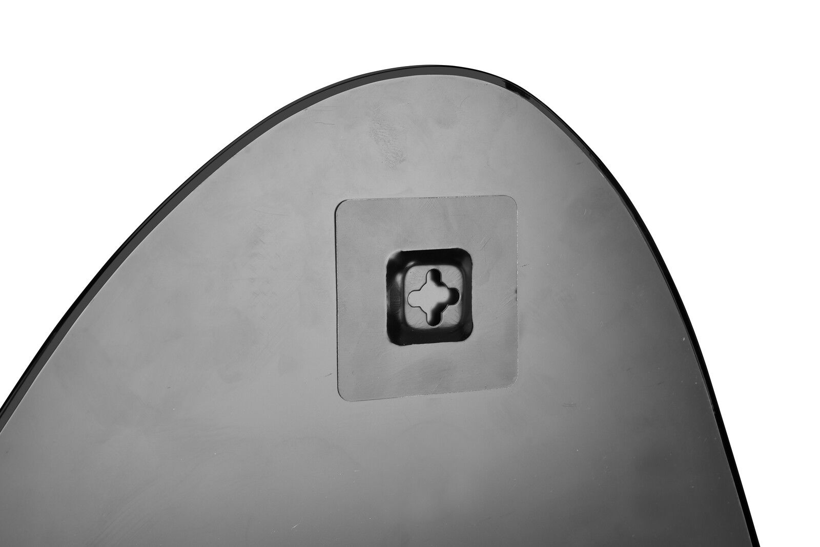 Rückansicht eines Spiegels mit abgerundeter Ecke und Wandhalterung