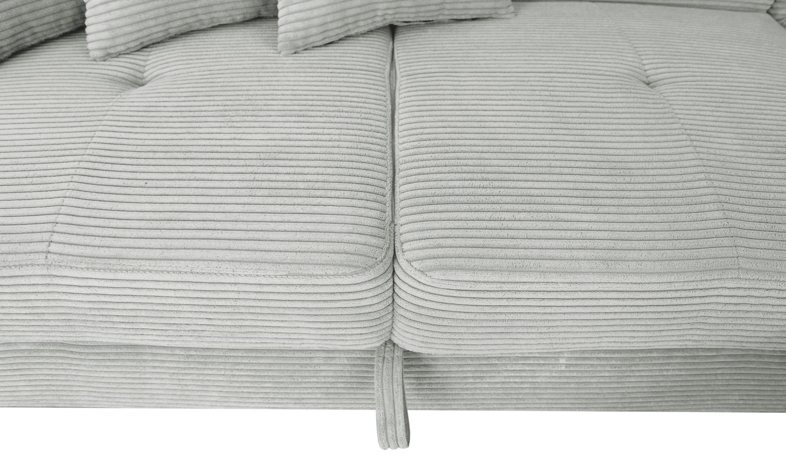 Nahaufnahme einer hellgrauen, gerippten Stoffoberfläche eines Sofas mit Kissen, von oben betrachtet.