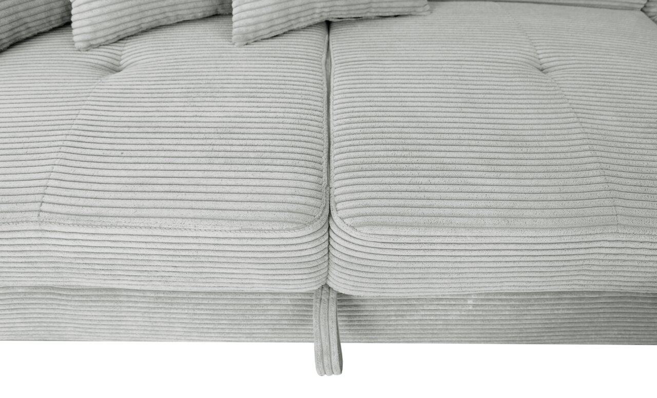 Nahaufnahme einer hellgrauen, gerippten Stoffoberfläche eines Sofas mit Kissen, von oben betrachtet.