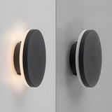 Moderne runde Wandleuchte PUNTUA in schwarzem Design, seitliche Perspektive, mit und ohne Beleuchtung.