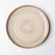 Runder, beige glasierter Keramik-Speiseteller mit feiner Sprenkelstruktur und braunem Rand, Draufsicht von oben auf weißem Hintergrund