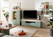 Modernes Wohnzimmer-Setup mit mintgrüner TV-Wohnwand und passendem Vitrinenschrank in Holzoptik, Fernseher auf Lowboard und Wandregal mit Deko, aufgenommen in frontaler Perspektive auf die Möbel.