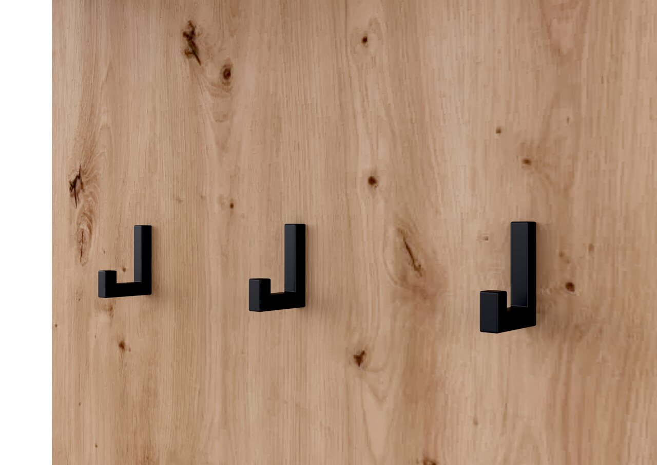 Nahaufnahme einer Holzwand mit drei schwarzen Haken in moderner, minimalistischer Gestaltung.