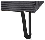 Nahaufnahme eines schwarzen Metallbeins einer Rundecke mit grauem, geripptem Stoffbezug.