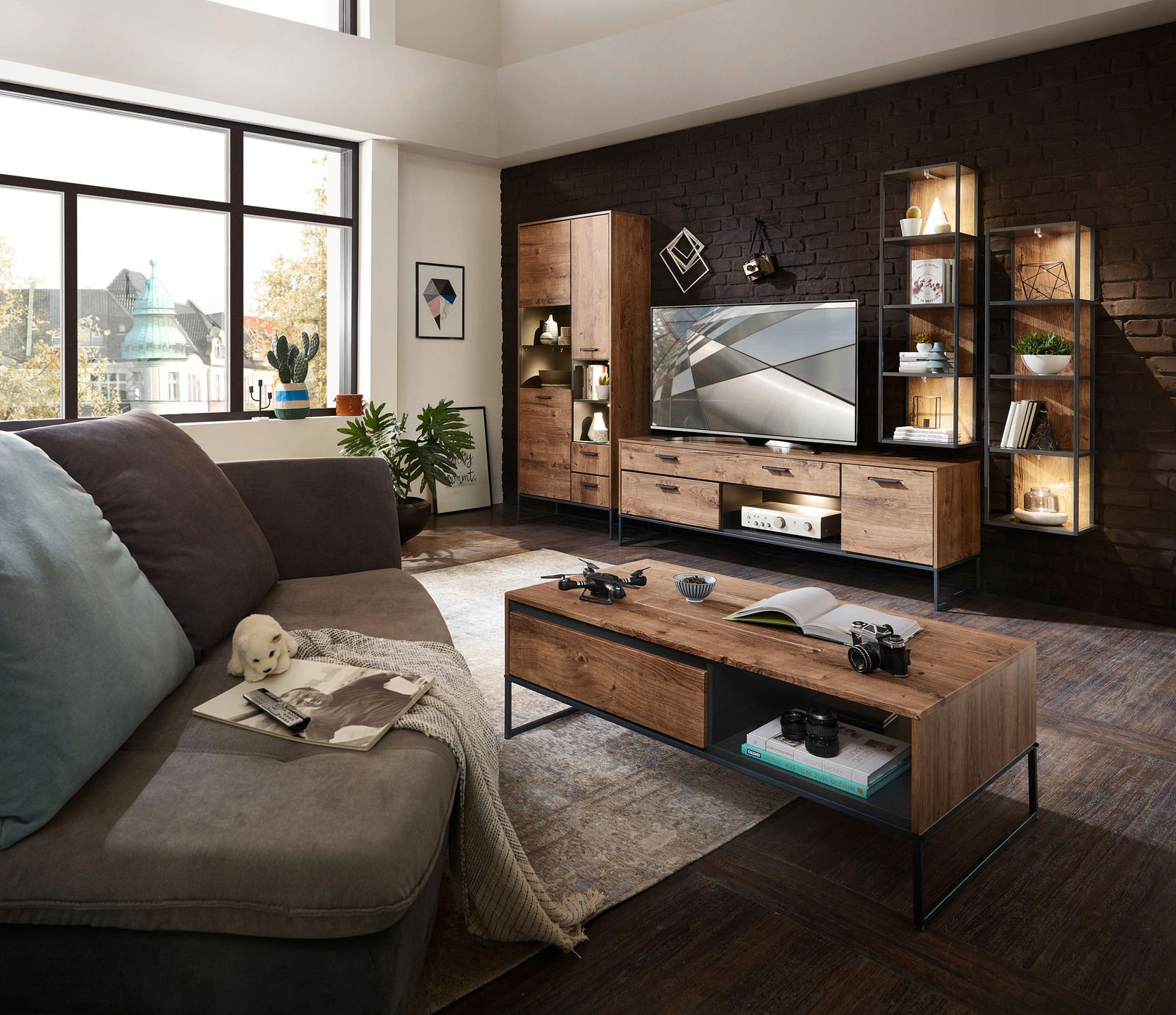 Wohnzimmer mit moderner Wandkombination aus Holz und Metall, TV-Unterteil, Vitrine und Couchtisch in Frontansicht.