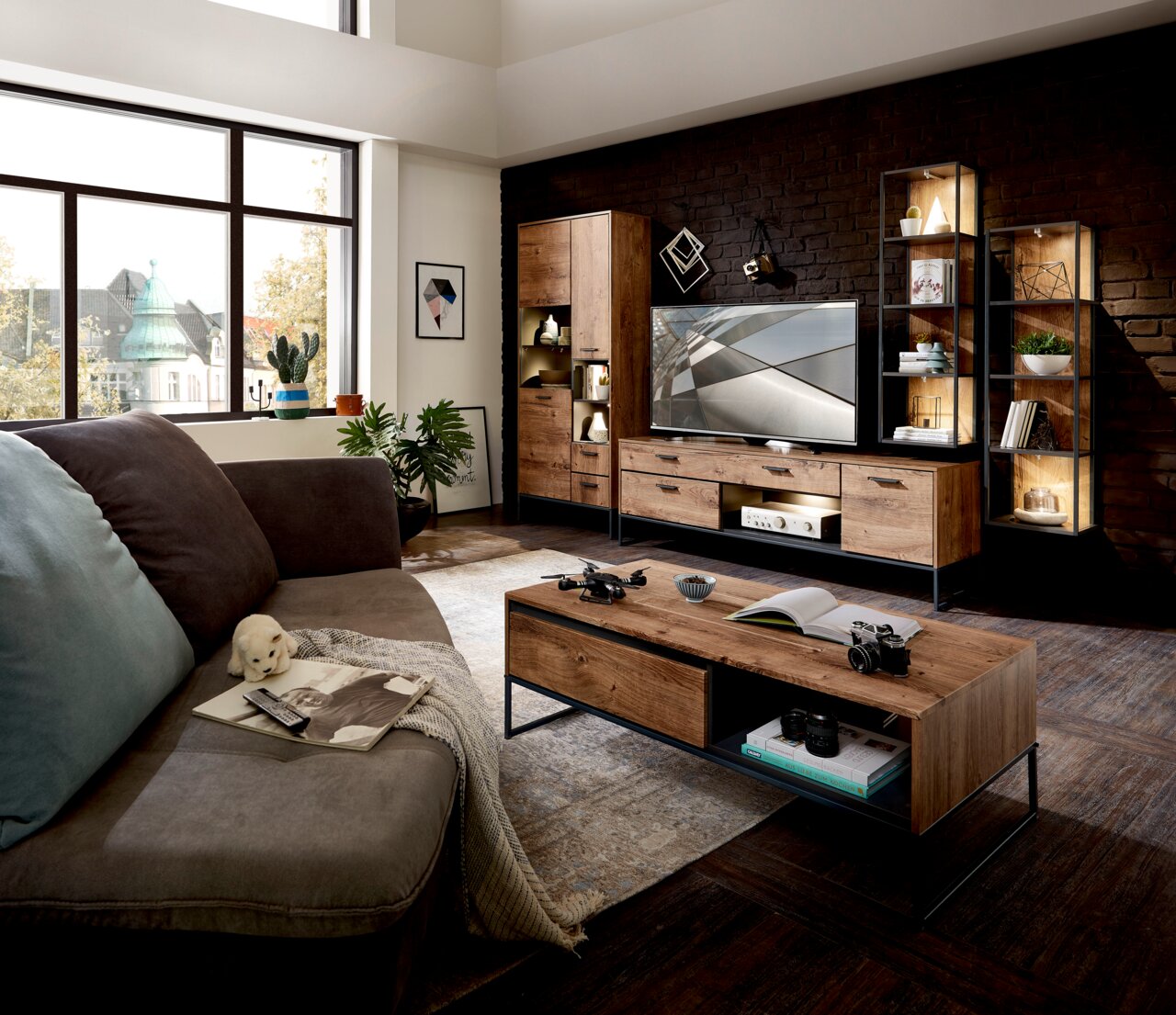 Wohnzimmer mit moderner Wandkombination aus Holz und Metall, TV-Unterteil, Vitrine und Couchtisch in Frontansicht.