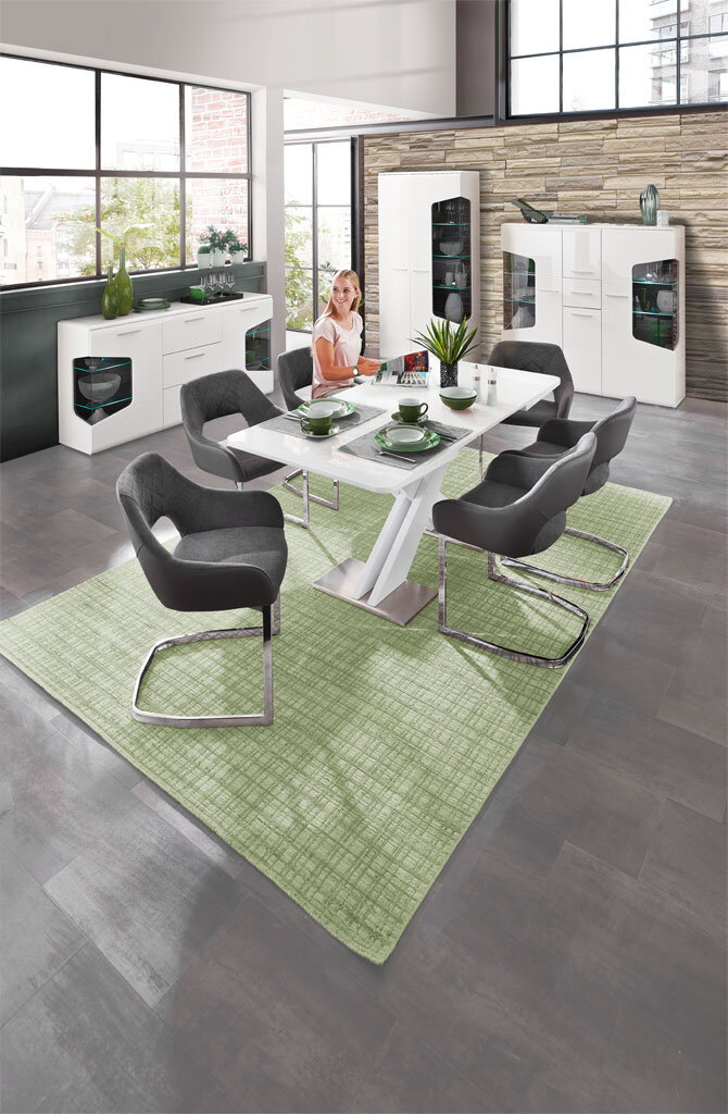 Moderne Esszimmermöbel in einem stilvollen Raum mit großen Fenstern, bestehend aus einem weißen Tisch, grauen Stühlen und weißen Vitrinen. Perspektive: Blick von oben auf den Essbereich.